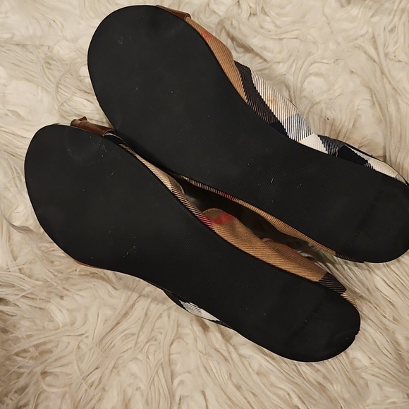 Burberry Women's Plaid Flats with Brown Accents - Picture 3 of 5